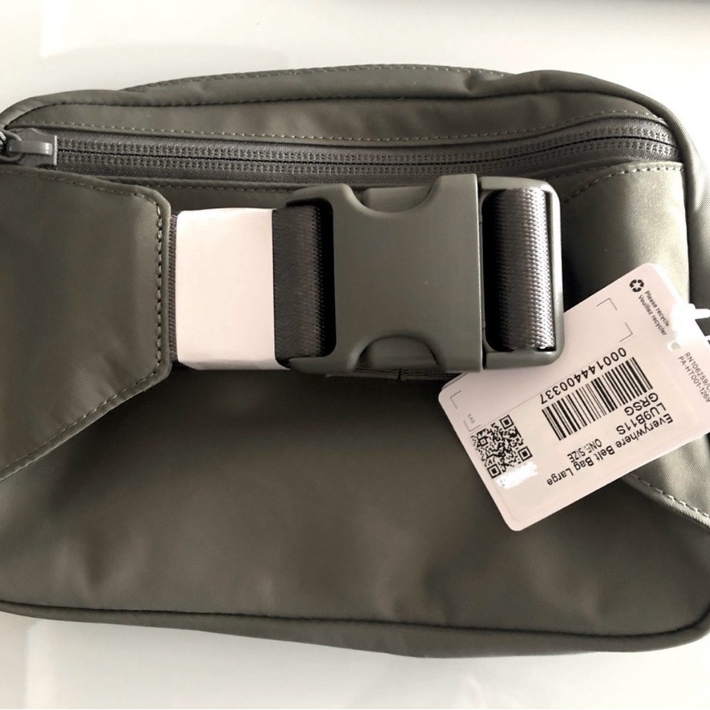 🆕  NEW Lululemon Everywhere Belt Bag Light Sage Green LARGE - Picture 7 of 8